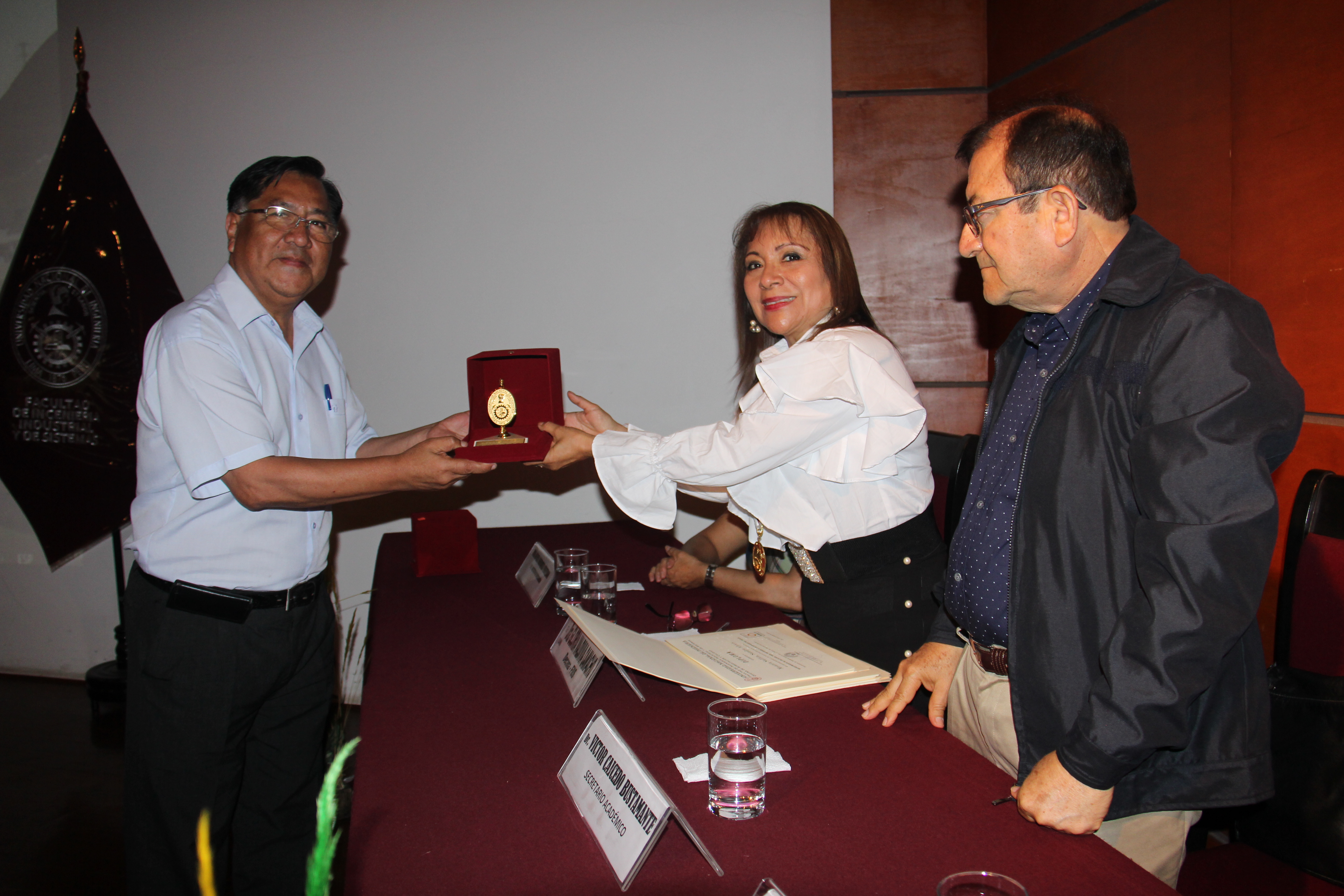 Entrega reconocimiento docente por la Dra. Valdivia