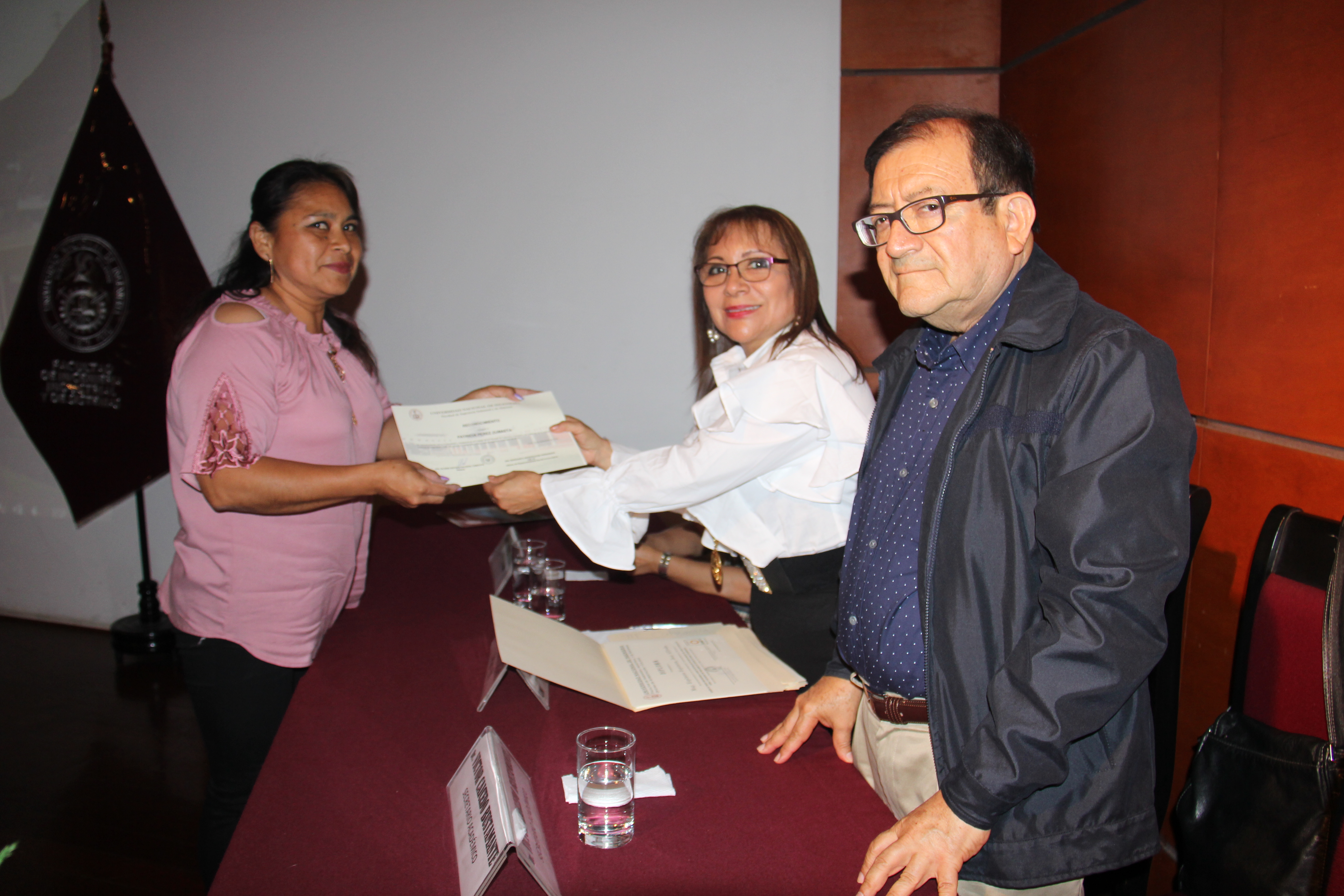 Entrega reconocimiento trabajadora por la Dra. Valdivia
