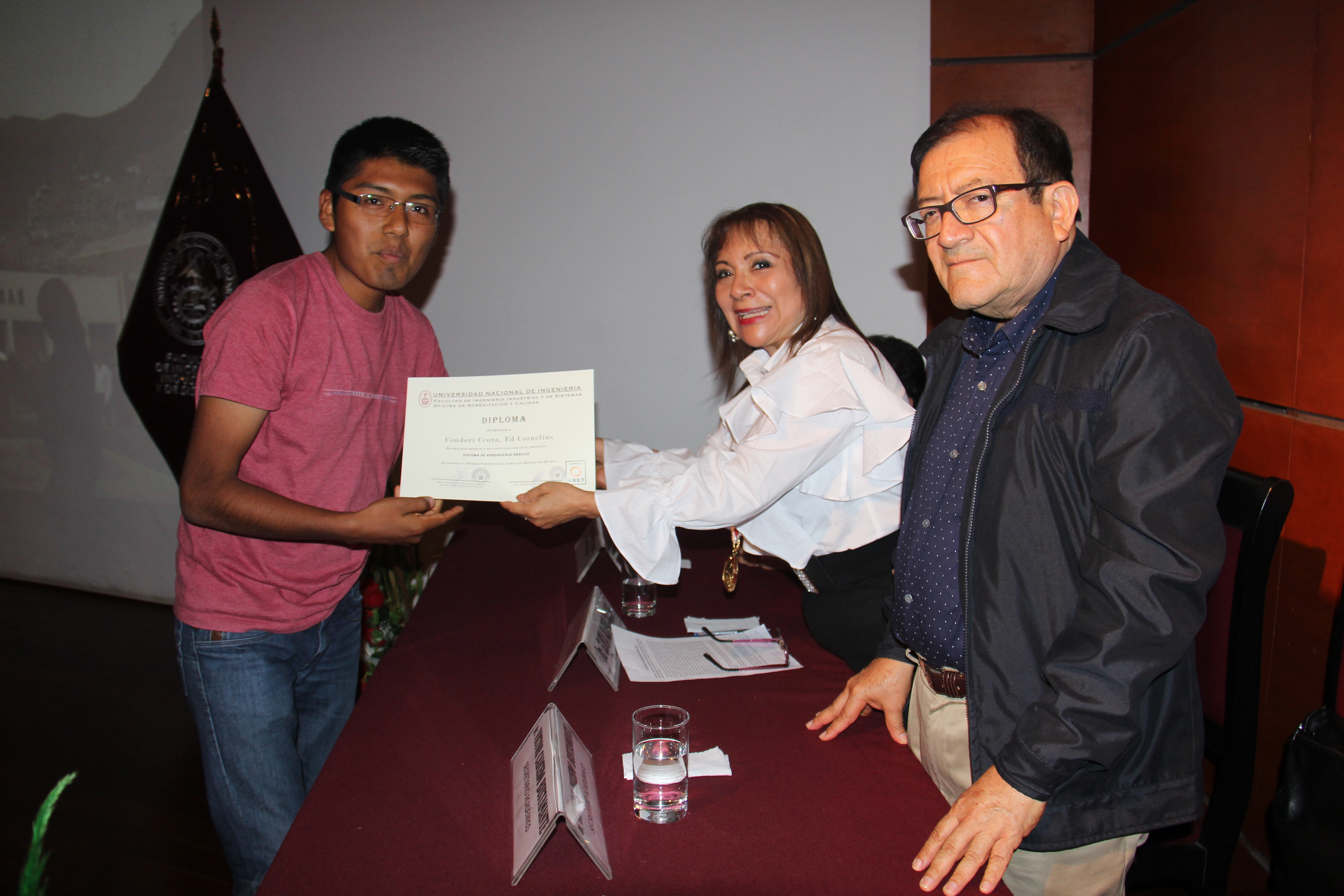 Entrega reconocimiento alumno por la Dra. Valdivia