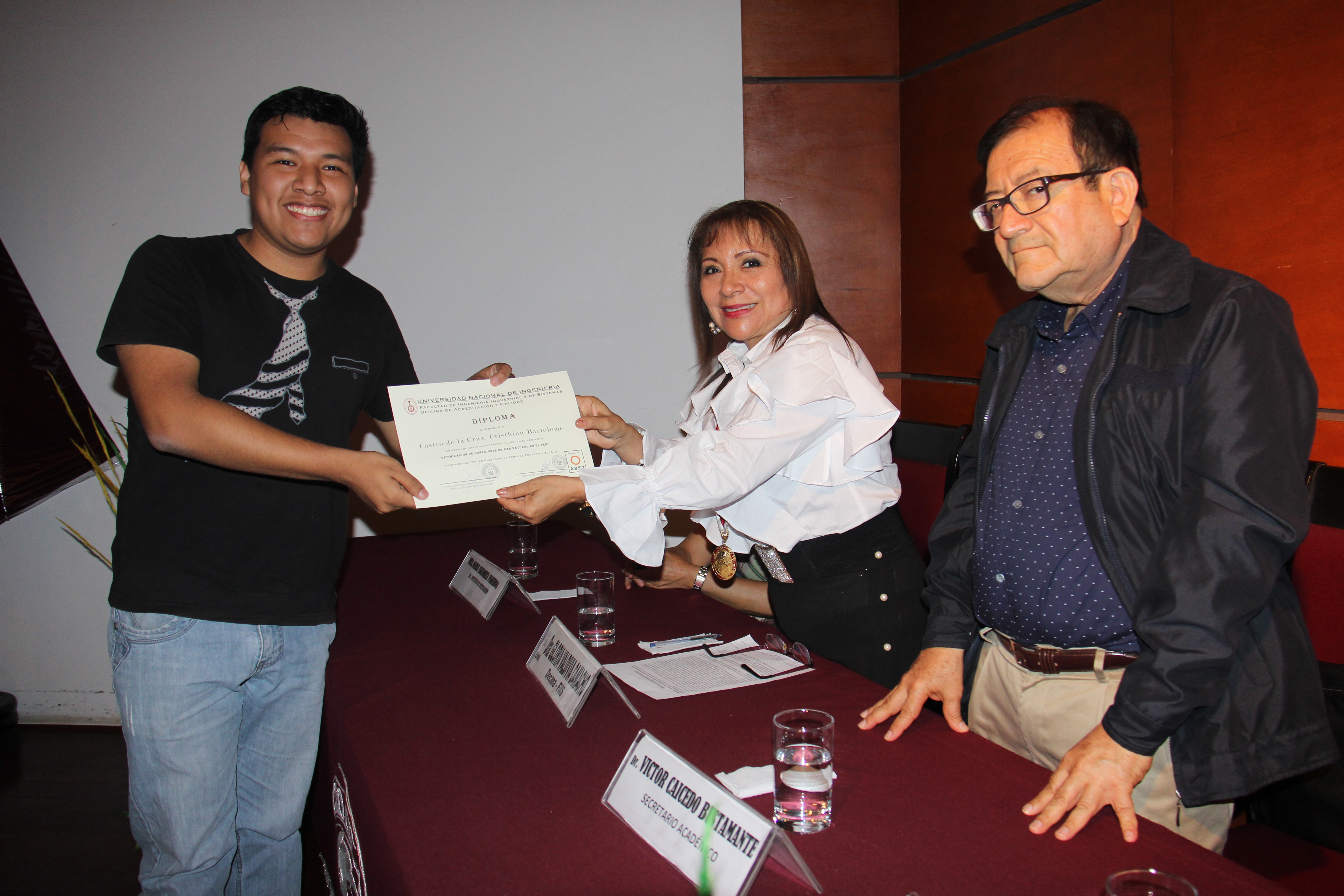 Entrega reconocimiento alumno por la Dra. Valdivia