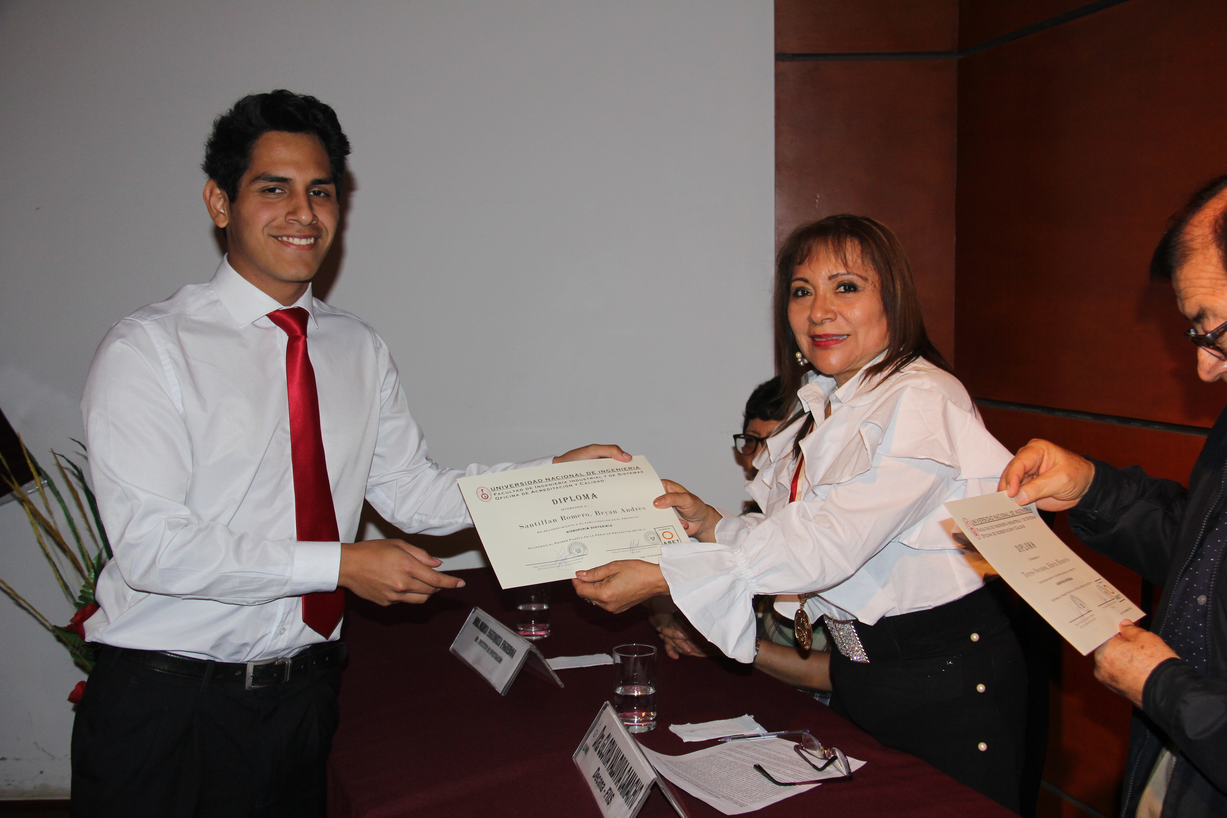 Entrega reconocimiento alumno por la Dra. Valdivia