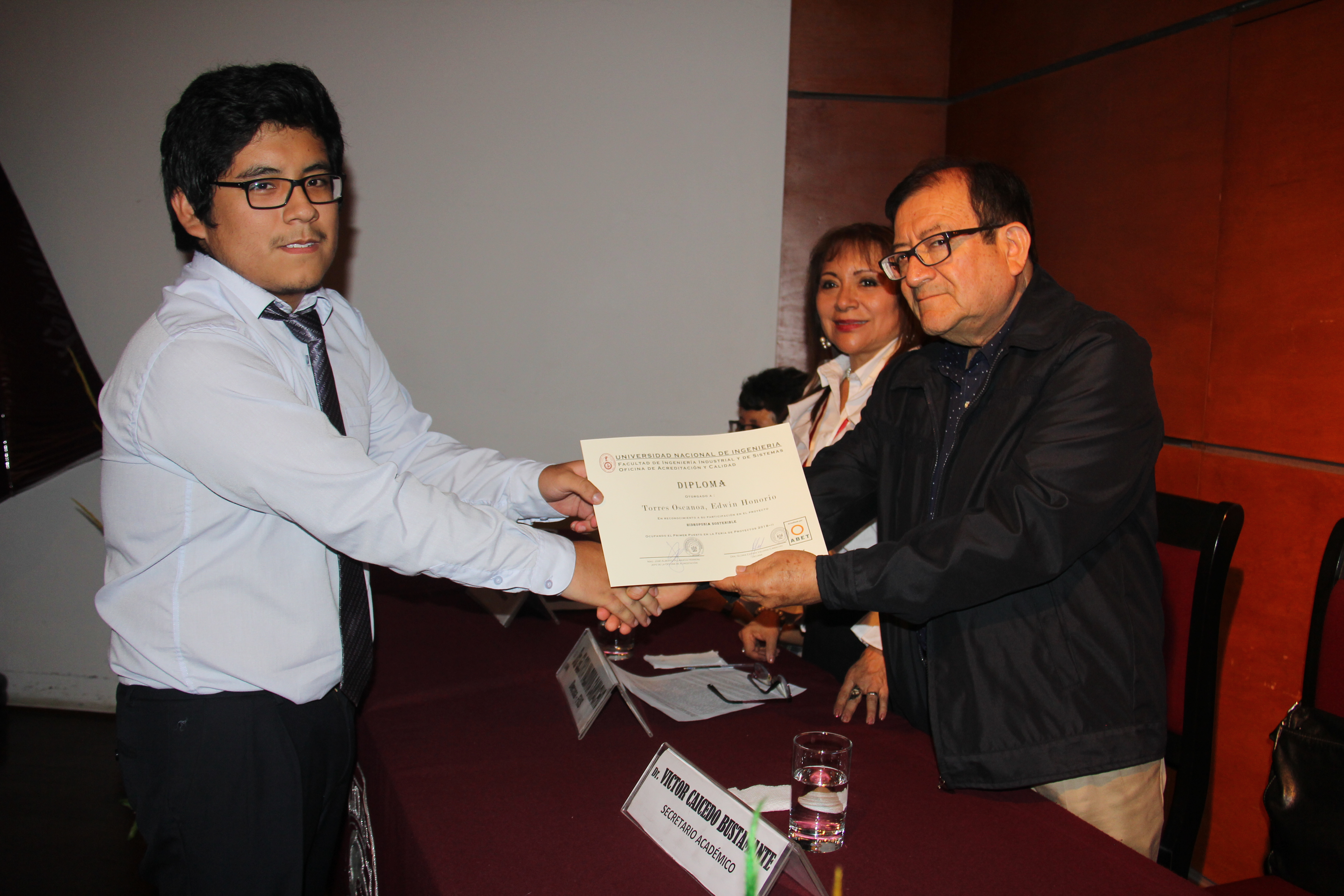 Entrega reconocimiento alumno por el Dr. Caicedo