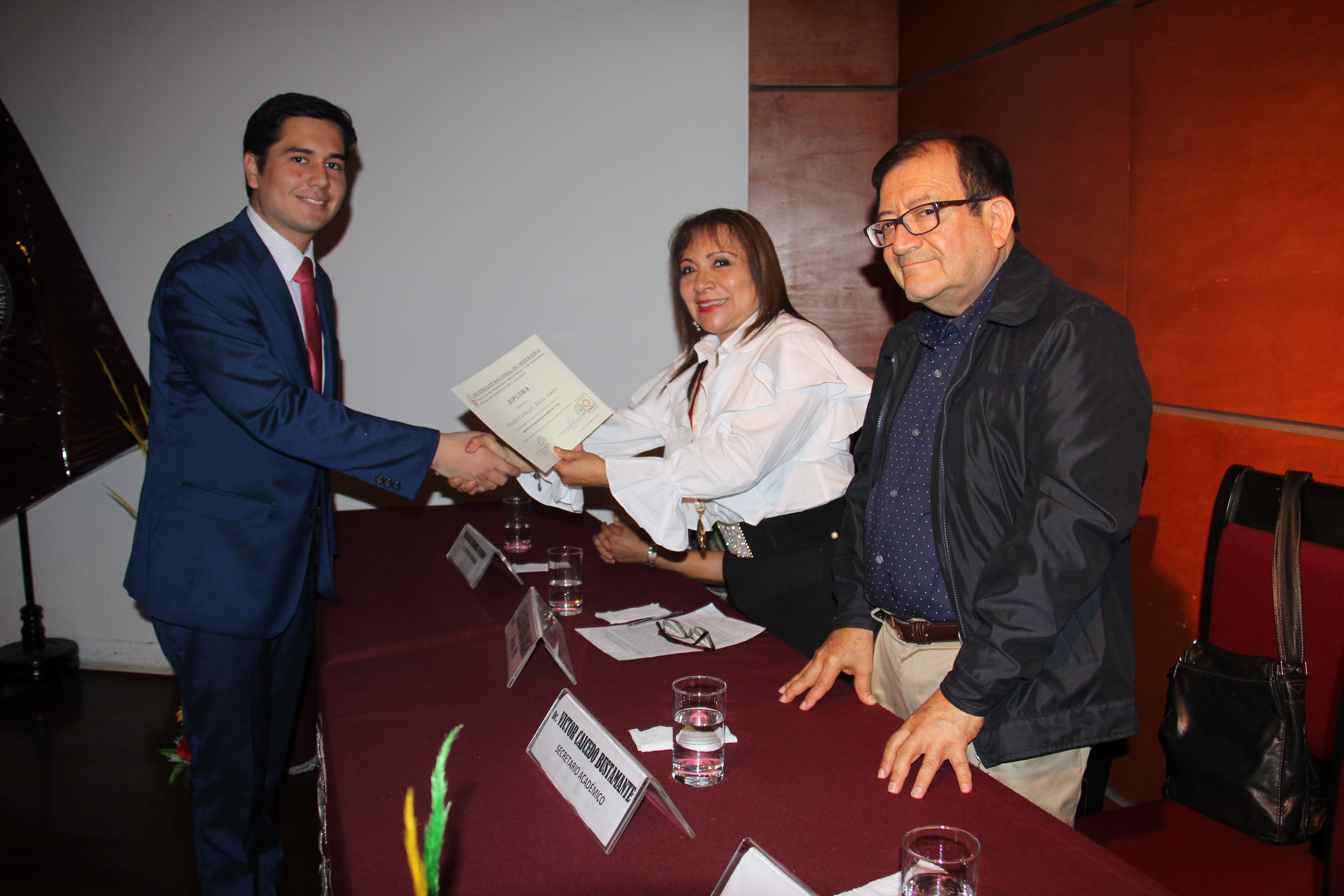 Entrega reconocimiento alumno por la Dra. Valdivia