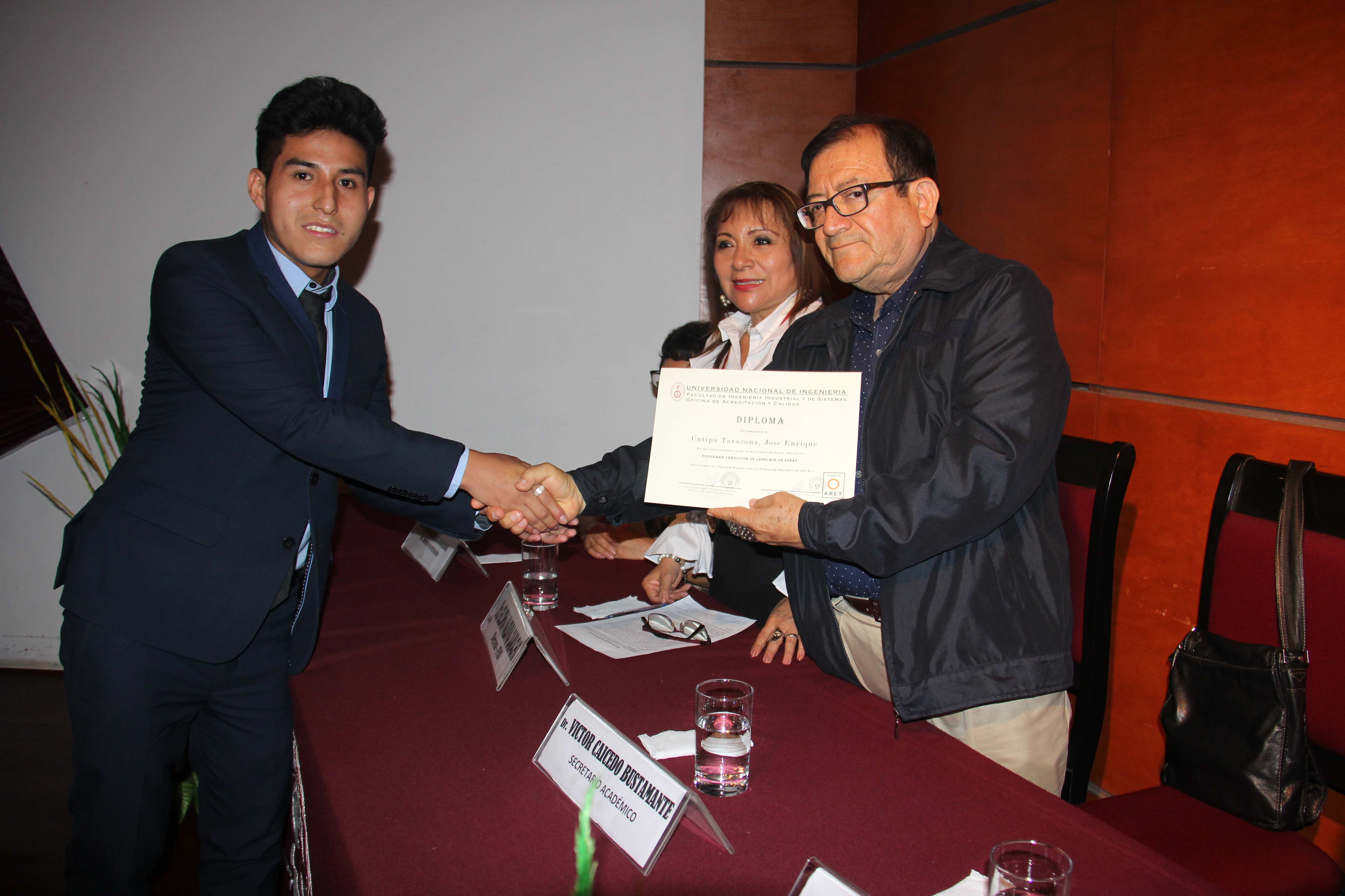 Entrega reconocimiento alumno por el Dr. Caicedo 